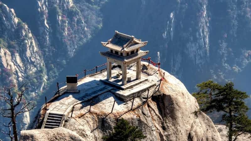 Китайский монастырь в горах