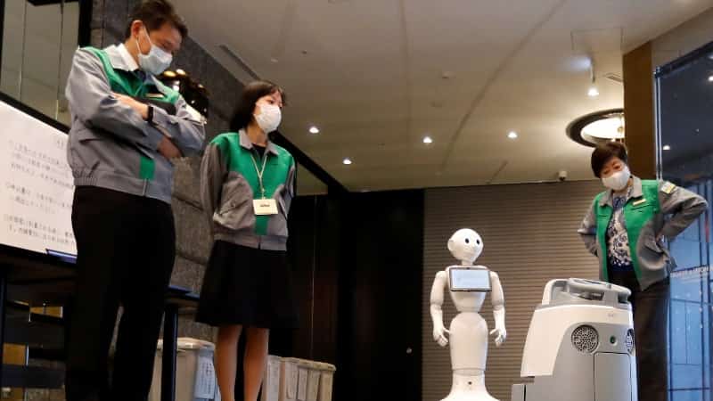 Из-за вируса COVID-19 постояльцев гостиниц встречают роботы
